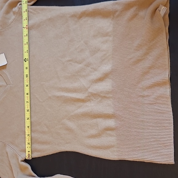 NWT COVINGTON tan cashmere v-neck sweater - Picture 7 of 8